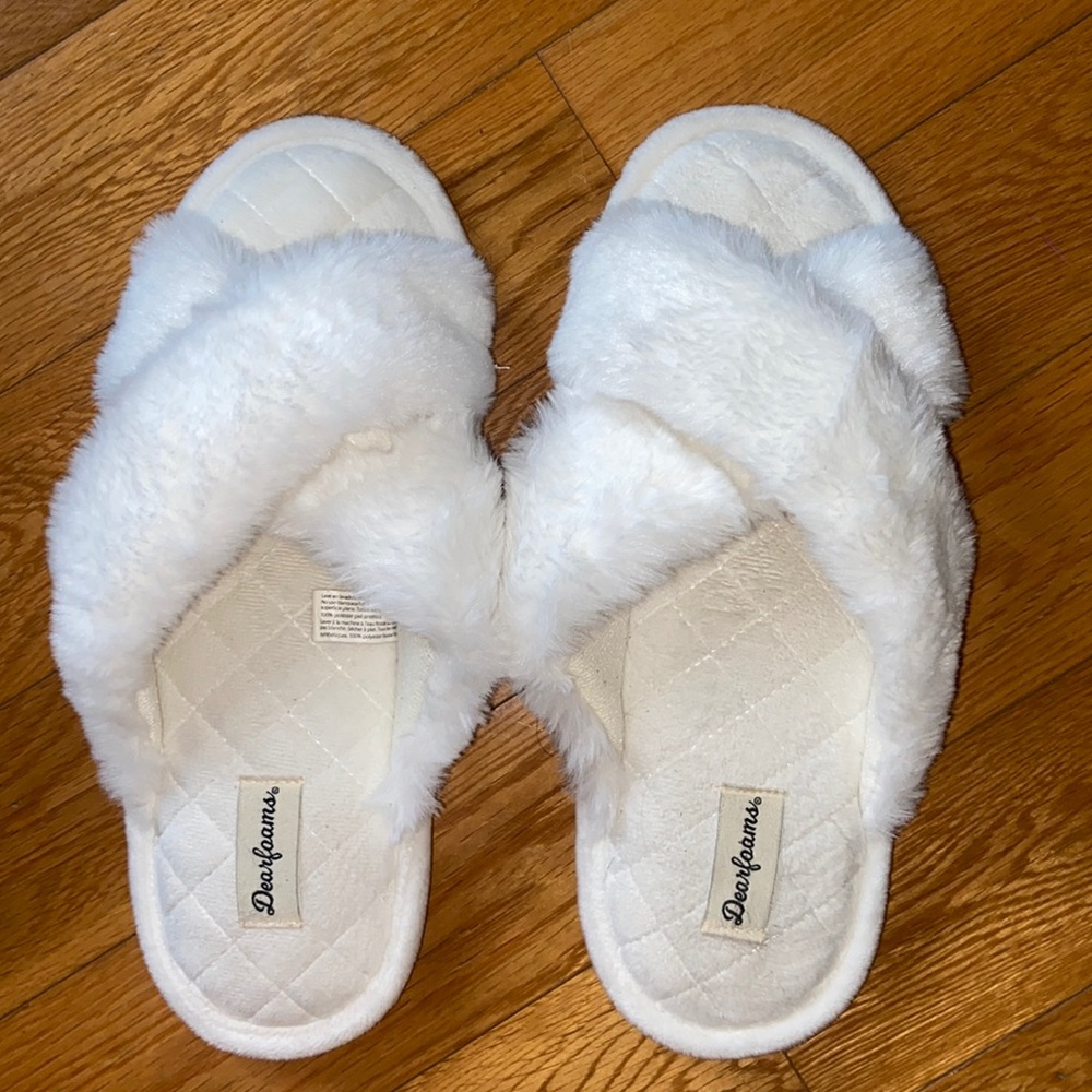 Dearfoams Woman’s White Fuzzy Slippers Size Large 9-10